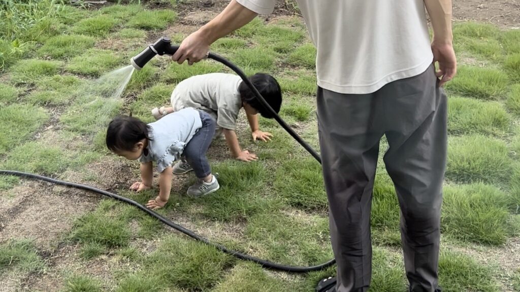 水やりに乱入するこども